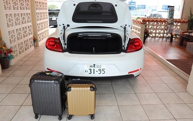 見た目はコンパクトなザ・ビートル・カブリオレですが、トランク内にMサイズスーツケース(49L)1つ、Sサイズスーツケース(31L)1つの合計2個 がゆったり積載可能です。
積載は、入口部分が少し狭くなっているため、3名様までのご利用時は、大型のスーツケ ースは、後部座席に積載をお願いする場合もございます。
お手持ちのお荷物が収納できるかご不安の場合は、お気軽に店舗までご相談ください。