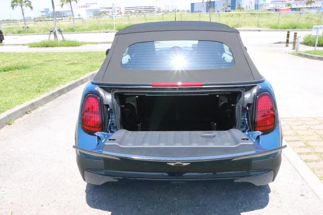 見た目はコンパクトなMINIコンバーチブルですが、屋根を閉めた状態での積載容量は215Lで、機内持ち込みサイズのスーツケースを2つ積み込むことが出来ます。オープンにした状態では160Lとなります。お手持ちのお荷物が収納できるかご不安の場合は、お気軽に店舗までご相談下さい。