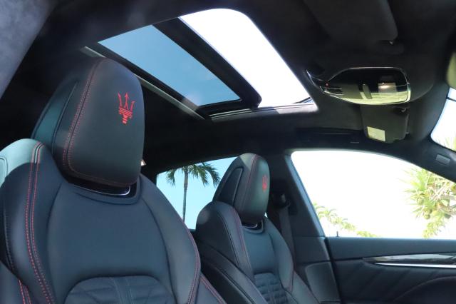 パノラマサンルーフ装備！