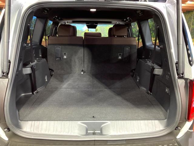 サードシート使用時の荷室空間は限られています。サードシートを収納することで荷室空間が拡大されます。