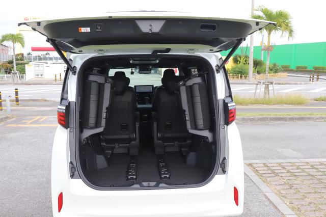 セカンドシートやサードシートを調整することで、フル乗車時にも荷物を積むことが出来ます。
サードシートを跳ね上げるとさらにトランクスペースを広げることが出来ます。