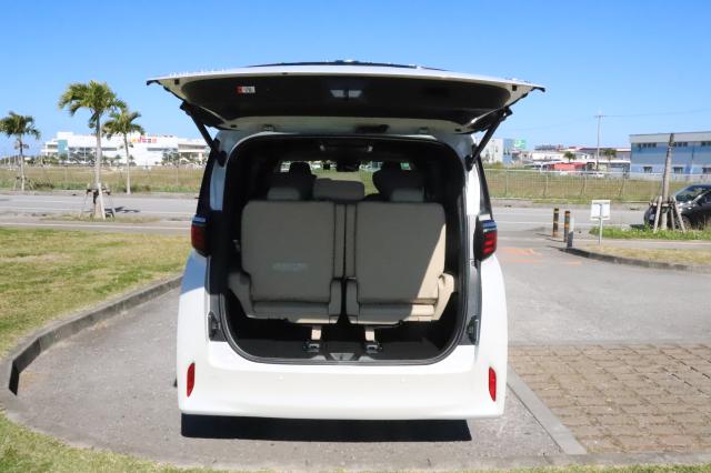 セカンドシートやサードシートを調整することで、フル乗車時にも荷物を積むことが出来ます。
サードシートを跳ね上げるとさらにトランクスペースを広げることが出来ます。