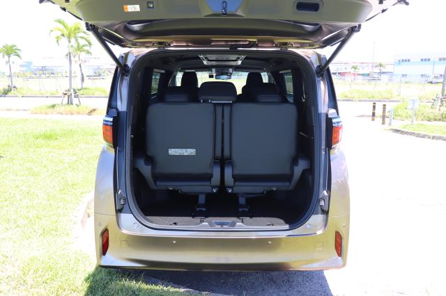 セカンドシートやサードシートを調整することで、フル乗車時にも荷物を積むことが出来ます。
サードシートを跳ね上げるとさらにトランクスペースを広げることが出来ます。