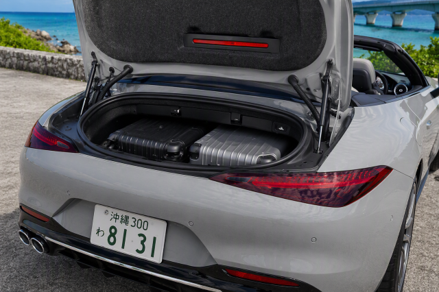 機内持ち込みサイズのスーツケース2つ程度が目安となります。後部座席を利用するとさらに荷物を積むことも可能です。