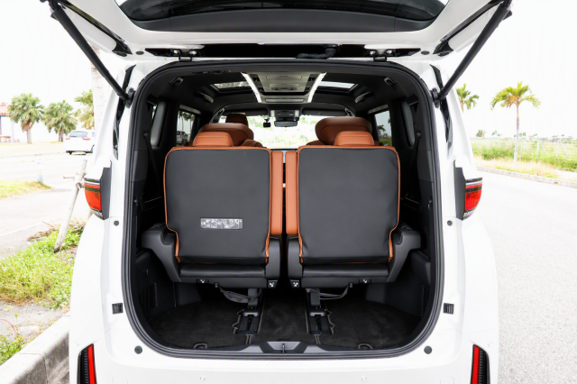 セカンドシートやサードシートを調整することで、フル乗車時にも荷物を積むことが出来ます。
サードシートを跳ね上げるとさらにトランクスペースを広げることが出来ます。