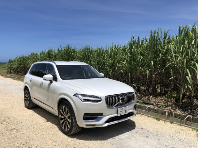 サトウキビ畑とボルボXC90