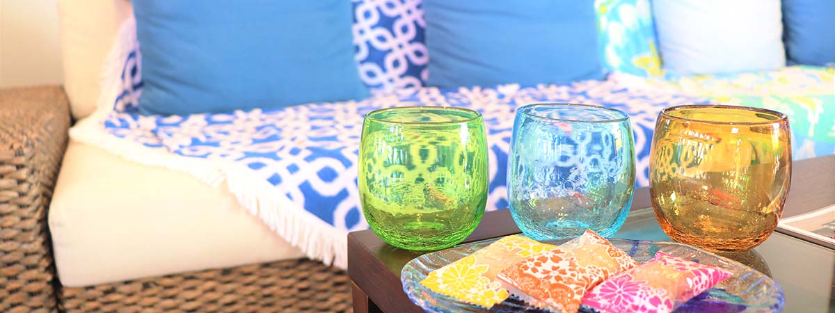 ユニバースレンタカー那覇空港店内の琉球グラス